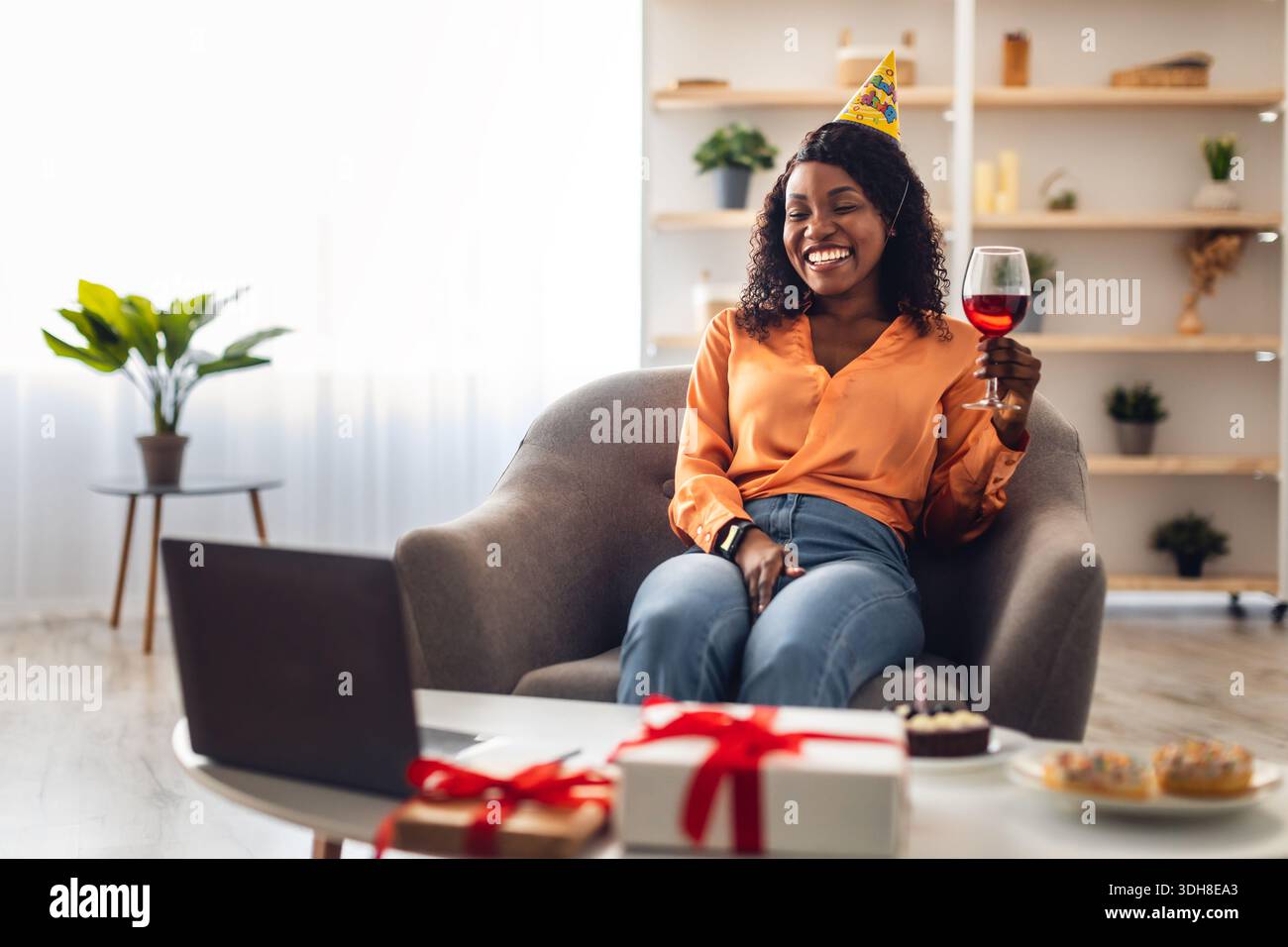 Happy African American Lady festeggia il compleanno al portatile a casa Foto Stock