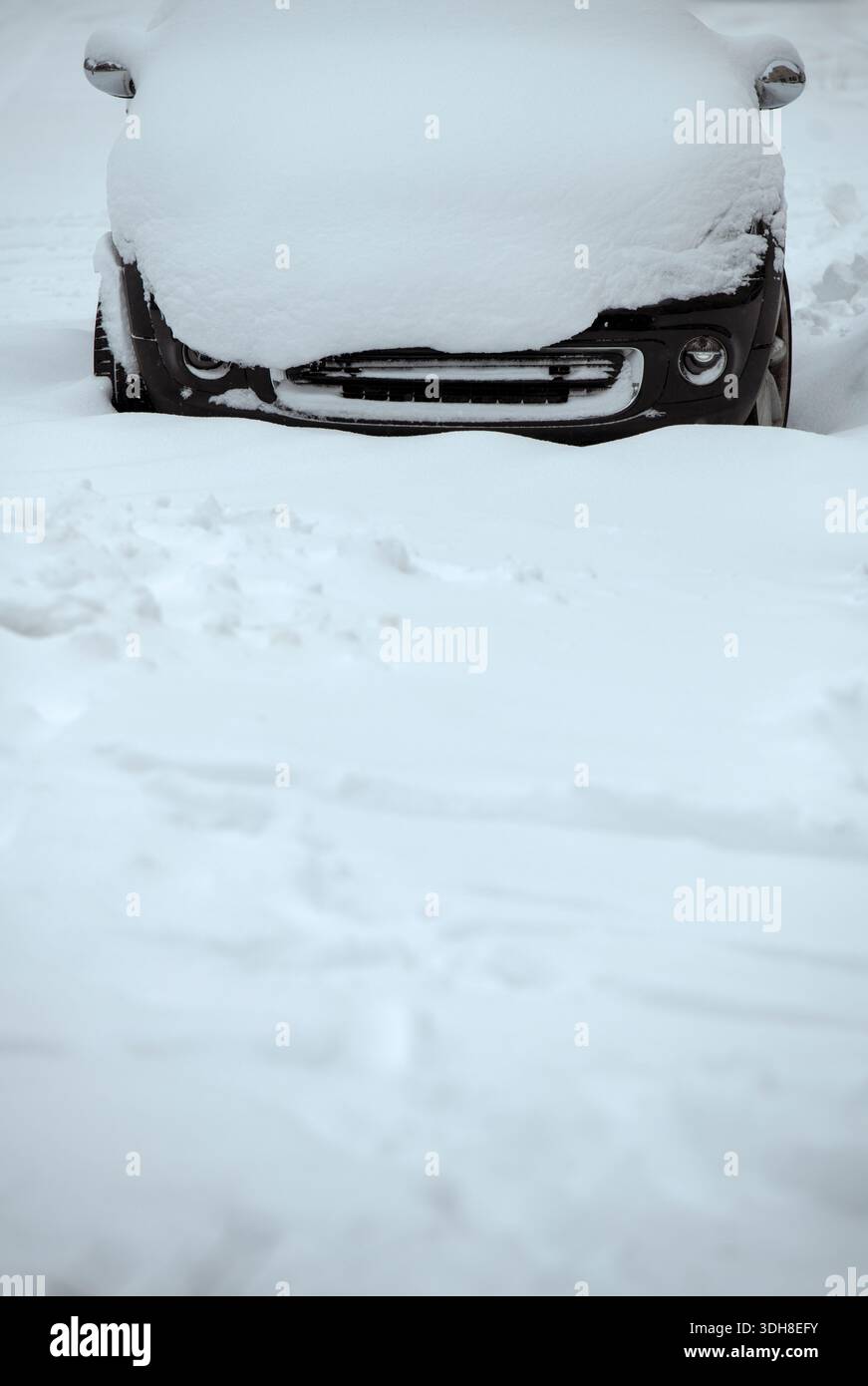 Auto parcheggiata ricoperta di neve dopo forti nevicate Foto Stock