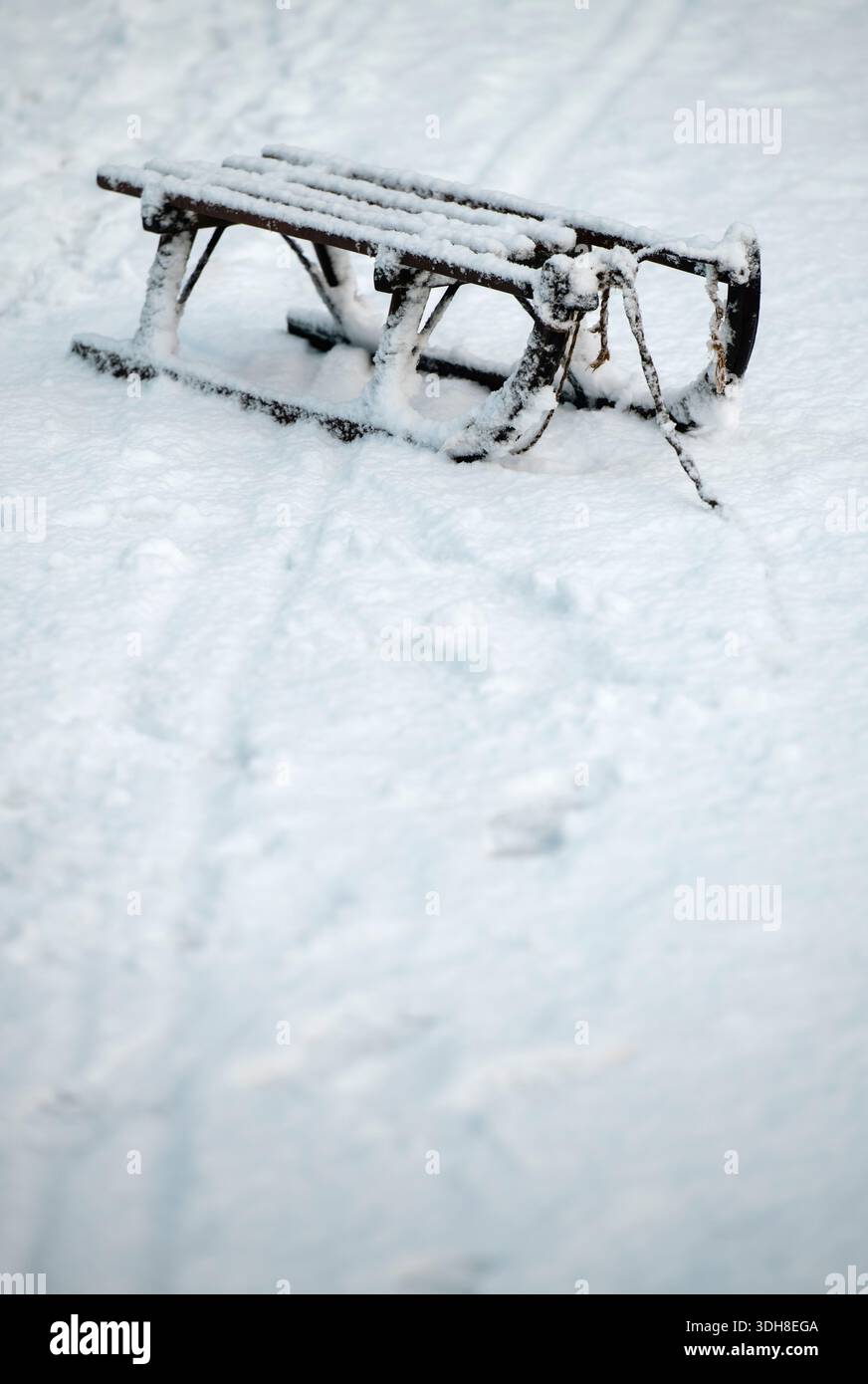 Slitta di legno nella neve Foto Stock
