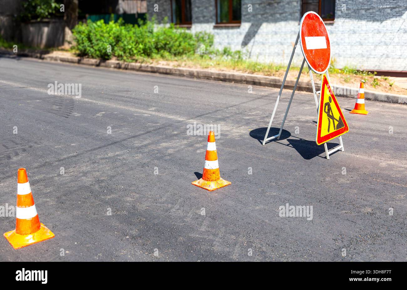 Cartello Road Works in città. Esecuzione di lavori di costruzione e riparazione in città. Lavori stradali e segnali di barriera sulla strada Foto Stock