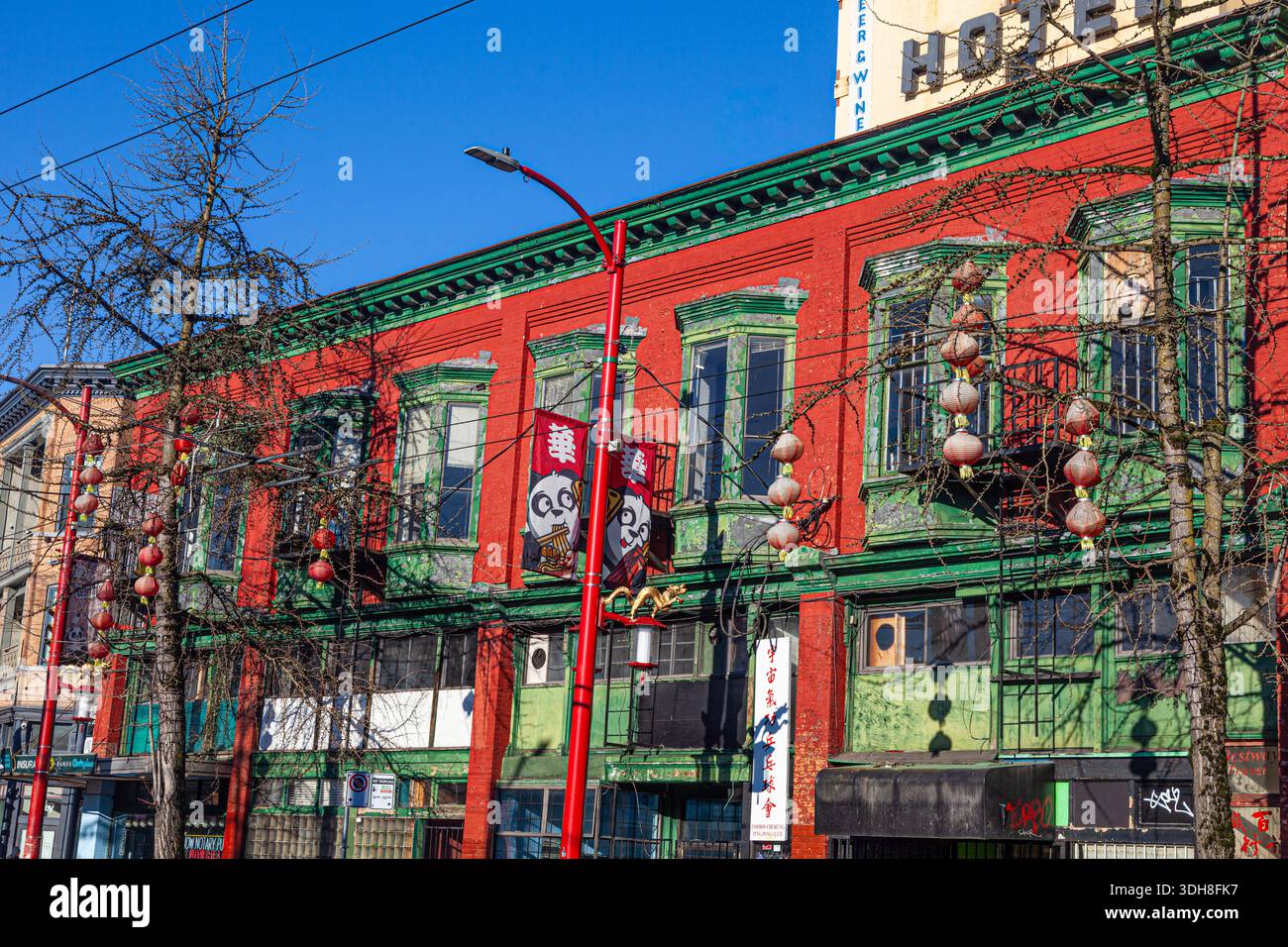 Colorata scena invernale di Pender Street a Chinatown Vancouver Canada Foto Stock