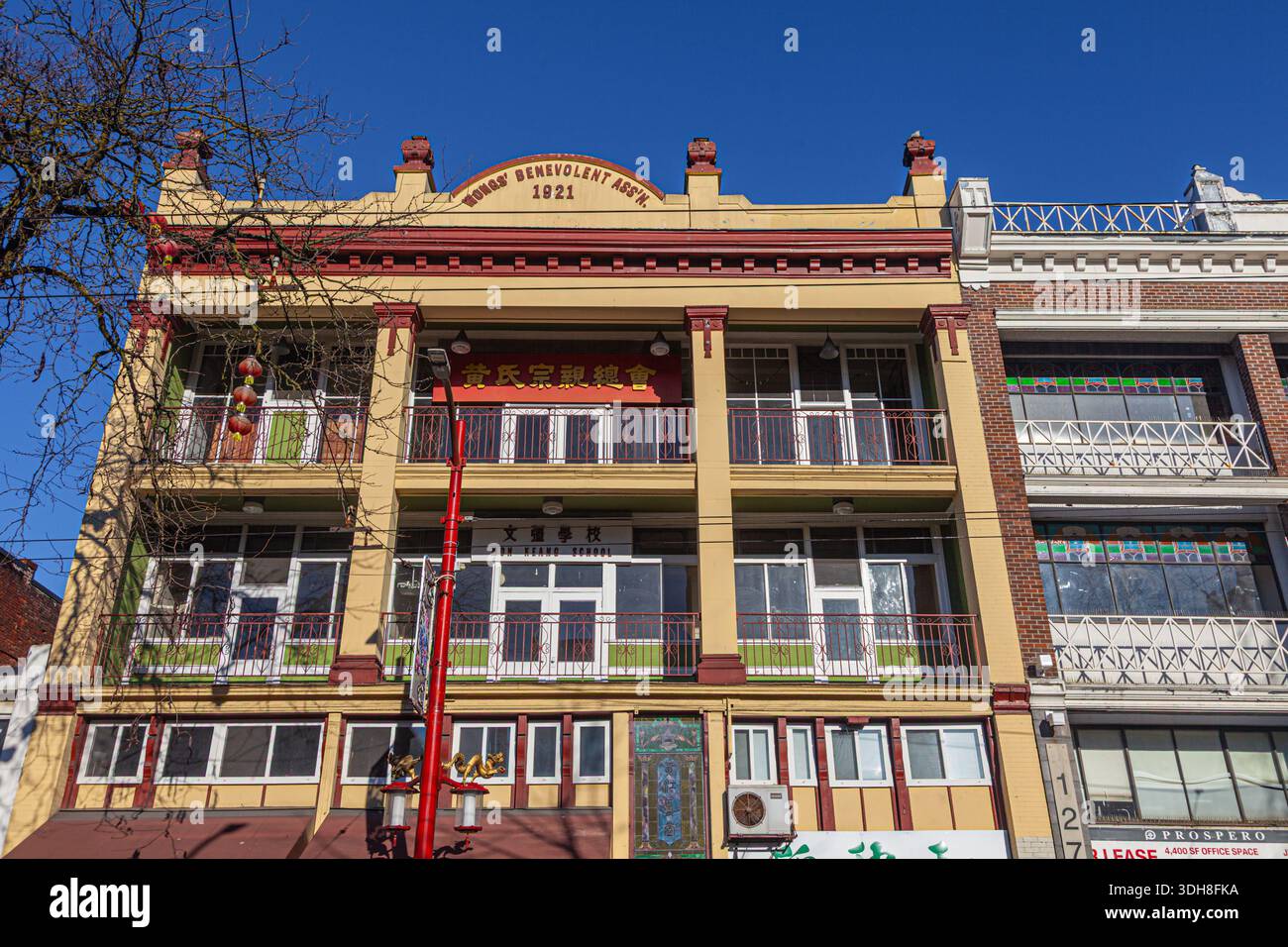 Architettura con balcone incassato di Chinatown a Vancouver Canada Foto Stock