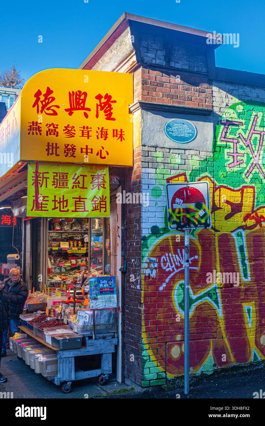 Pareti esterne esposte presso un negozio di alimentari a Chinatown, Vancouver, Canada Foto Stock