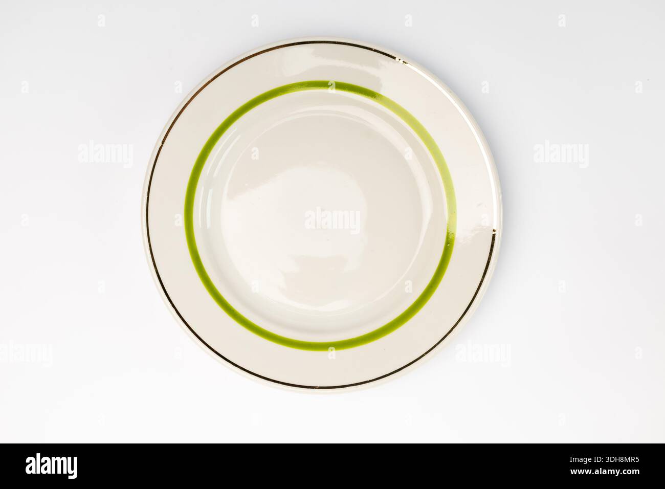 Piatto da cena vuoto del ristorante girato dall'alto, isolato su sfondo bianco. Piastra in porcellana bianca Foto Stock