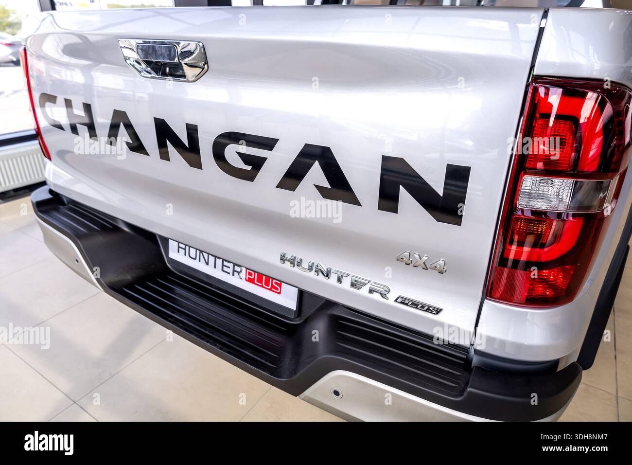Samara, Russia - 26 aprile 2025: Parte posteriore del veicolo 4x4 Changan Hunter Plus con logo Foto Stock