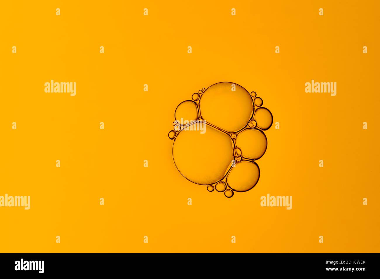 Un liquido giallo con bolle. Le bolle sono di dimensioni diverse e sono sparse in tutto il liquido Foto Stock
