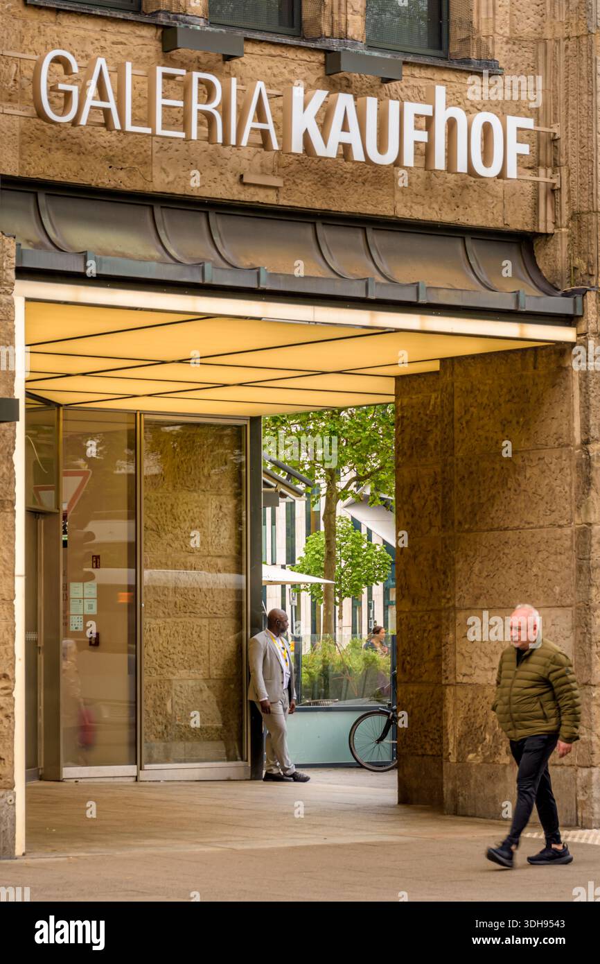 Galeria Kaufhofingresso ai grandi magazzini Galeria Kaufhof di Düsseldorf Foto Stock