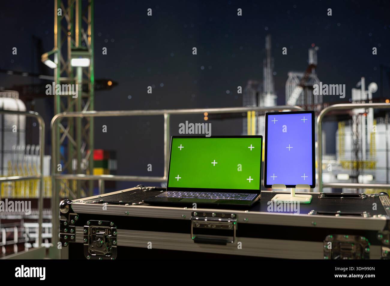 Tablet con schermo isolato e laptop sul ponte del carro di perforazione utilizzato per la gestione delle operazioni. Dispositivi chiave Chroma sulla piattaforma di estrazione di gas offshore utilizzati per documentare i rapporti di pericolo dopo le ispezioni di sicurezza Foto Stock