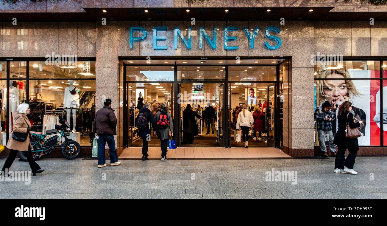 Vista esterna del grande magazzino Penneys in o'Connell Street a Dublino, che mostra la facciata in pietra, l'entrata in vetro e gli acquirenti sul marciapiede. Foto Stock