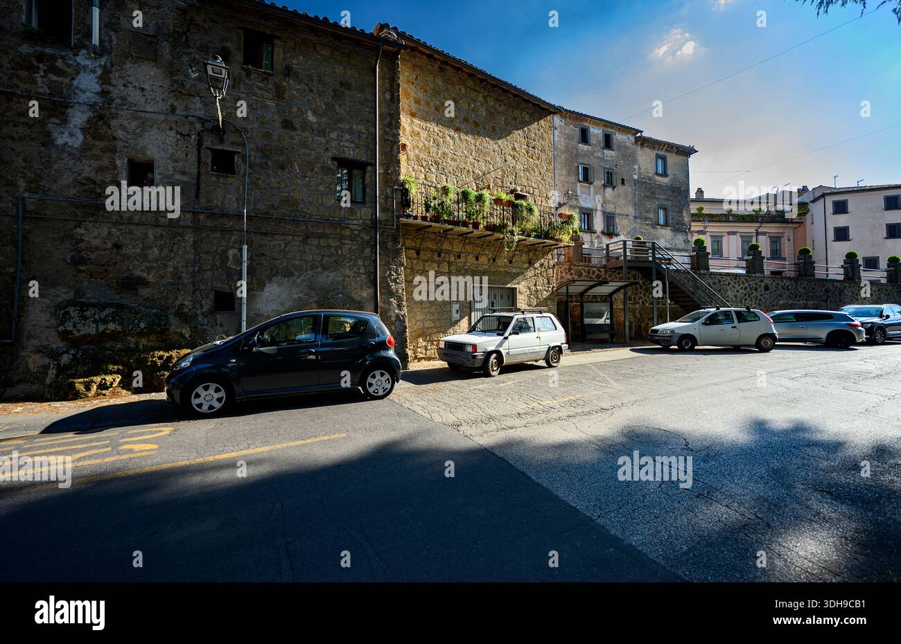 Paesaggio urbano di Bagnoregio, nell'Italia centrale, caratterizzato da architettura storica, stretta composizione spaziale e un'atmosfera mediterranea senza tempo. Foto Stock