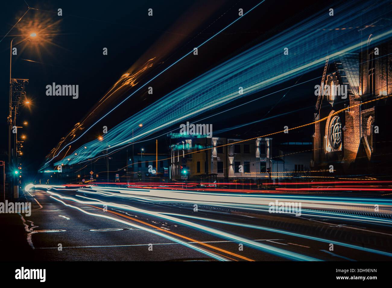 Linee leggere notturne per i trasporti autostradali in città. Fotografia dinamica con esposizione prolungata. Movimento di trasporto illuminato sfocato. Foto Stock