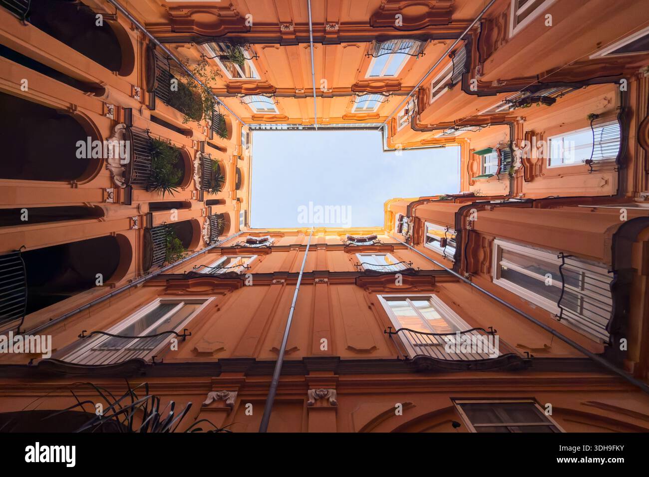 Cortile interno di un edificio residenziale visto dall'alto, Napoli, Italia Foto Stock