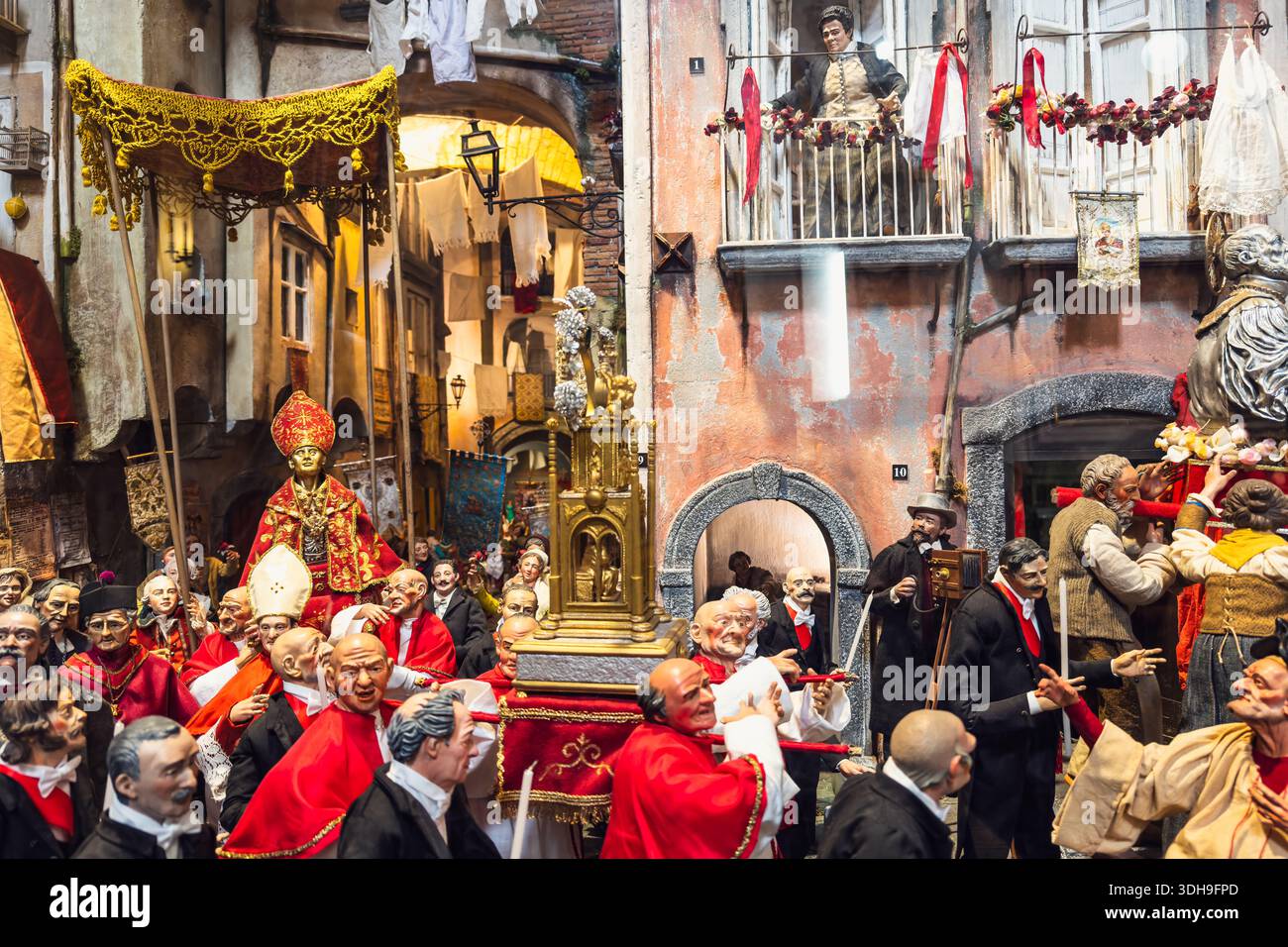 Diorama del Presepe napoletano, un vescovo guida una vivace processione di strada dei cittadini a Napoli. Foto Stock