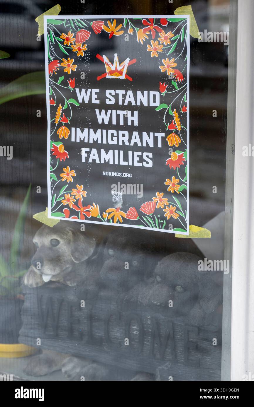 St. Paul, Minnesota. Siamo con le famiglie immigrate che firmano alla vetrina. Foto Stock