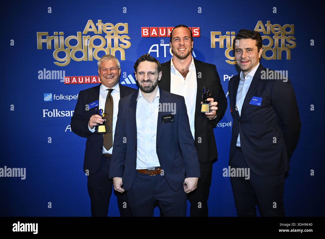 Stoccolma, Svezia. 20 gennaio 2026. STOCCOLMA, SVEZIA 20260120Wictor Peterson, shot Put, (molto indietro) riceve il premio Performance of the Year nei Campionati svedesi di atletica leggera durante l'Atea Athletics Gala a Berns a Stoccolma. Richard Edman, allenatore (a sinistra) riceve il premio, che viene assegnato anche alla runner vera Sjöberg. I relatori del premio sono Fatmir Seremeti e Hans Olsson. Foto: Christine Olsson/TT/Code 10430 questo testo è tradotto automaticamente credito: TT News Agency/Alamy Live News Foto Stock