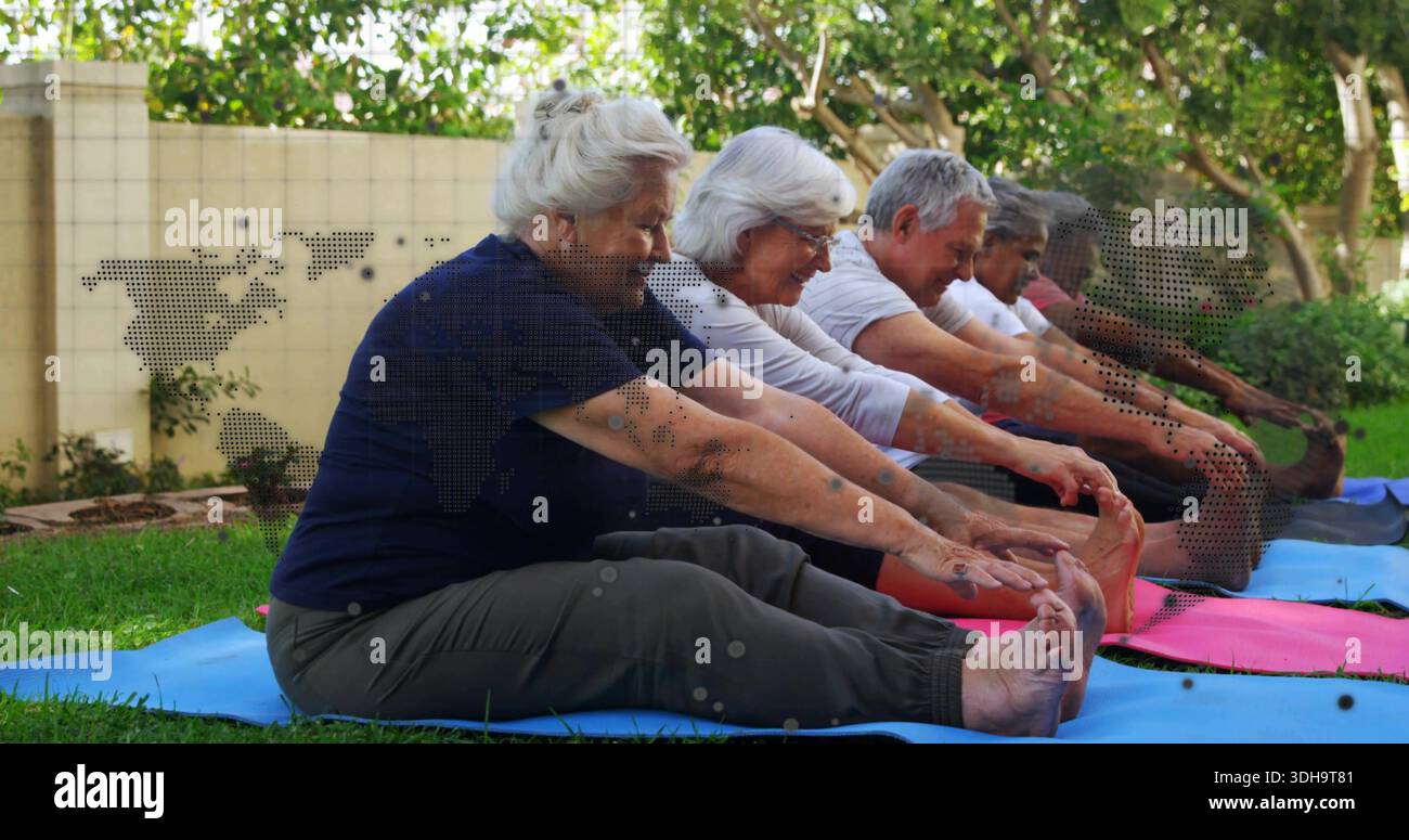 Si estende per cinque anziani in abbigliamento sportivo raggiungendo i piedi con tappeti rosa blu giardino con sovrapposizione mappa del mondo Foto Stock