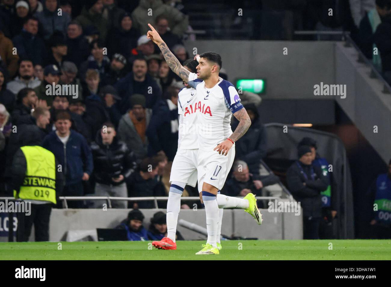 Londra, Germania 20 gennaio 2026: Champions League - 2025/2026 - Tottenham Hotspur vs. Borussia Dortmund nella foto: Il marcatore Cristian Romero (Spurs) segna il gol [goal] per il Tottenham e festeggia Foto Stock