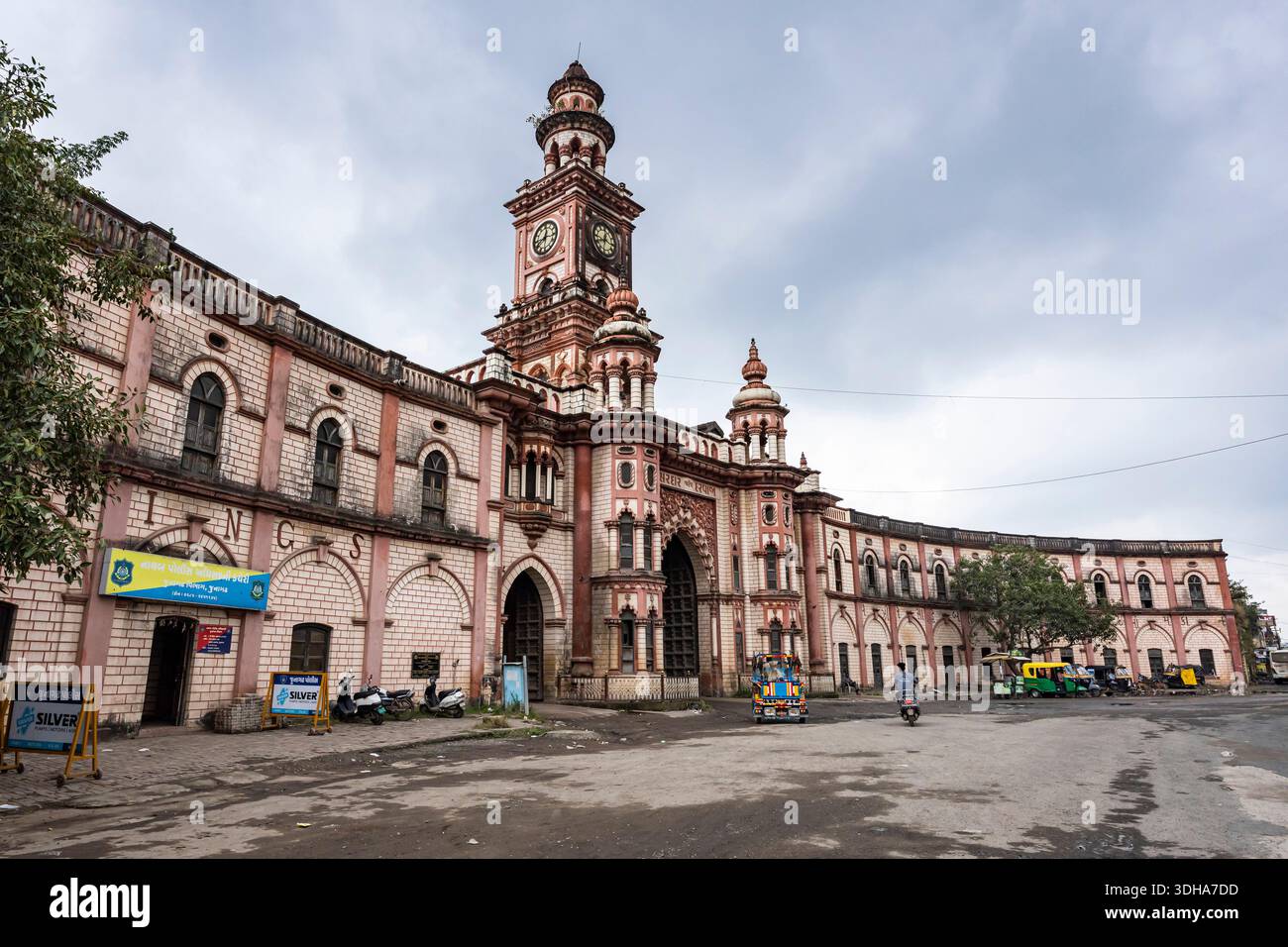 Sardar Patel Darwaja, stile indù e islamico, monumentale porta torre, piazza vicino alla stazione di giunzione di Junagadh, Junagadh, Gujarat, India, Asia meridionale Foto Stock