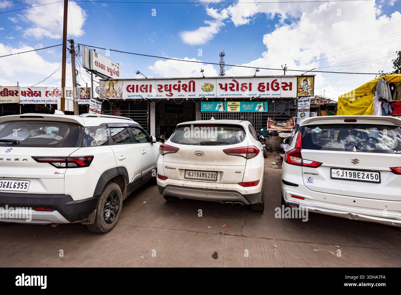 Sosta presso il più famoso ristorante locale, l'autostrada Rajkot-Ahmedabad, Chotila, il quartiere di Surendranagar, Gujarat, India, Asia meridionale, Asia Foto Stock