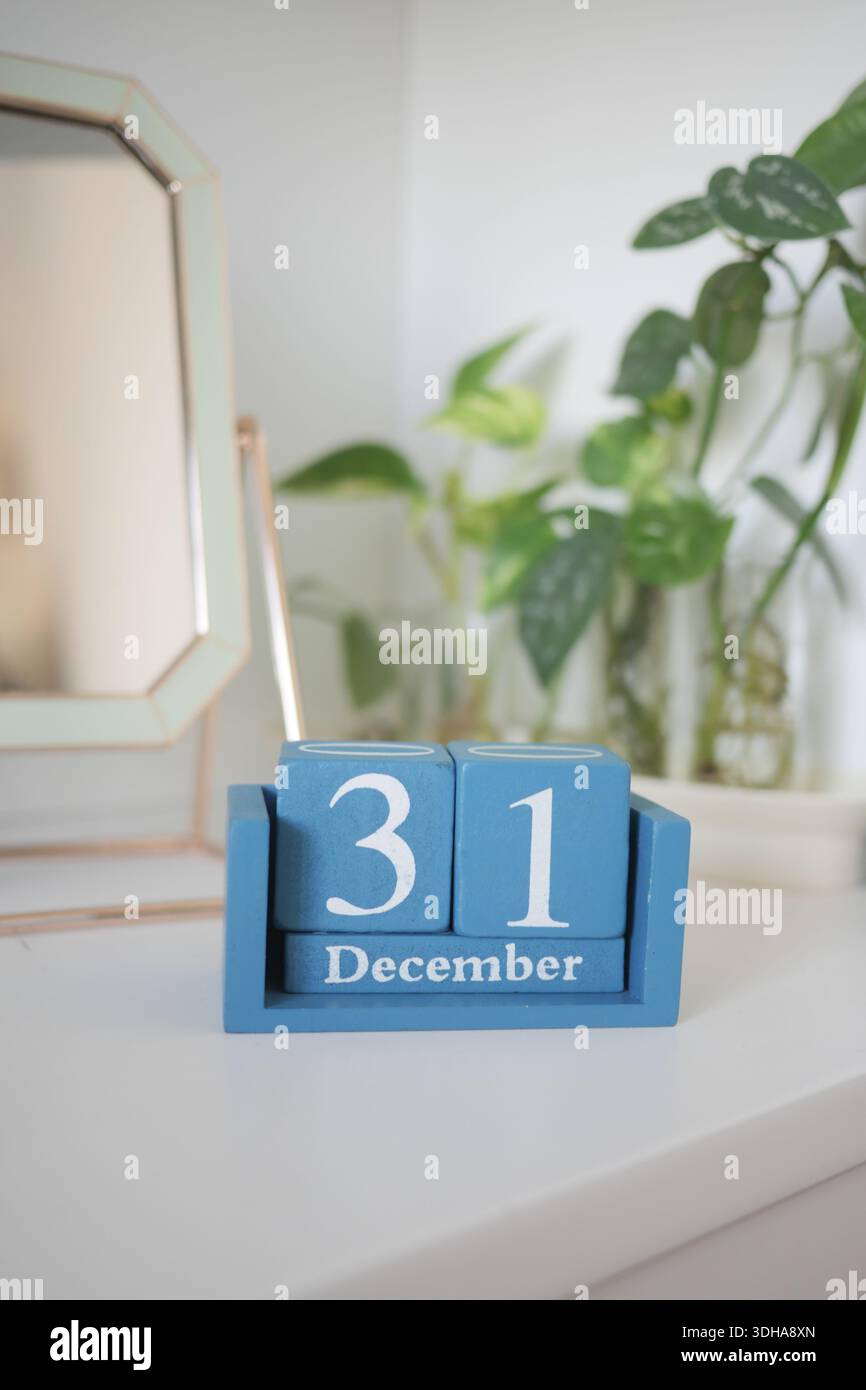 Il calendario in legno mostra il trentunesimo dicembre su uno scaffale Foto Stock