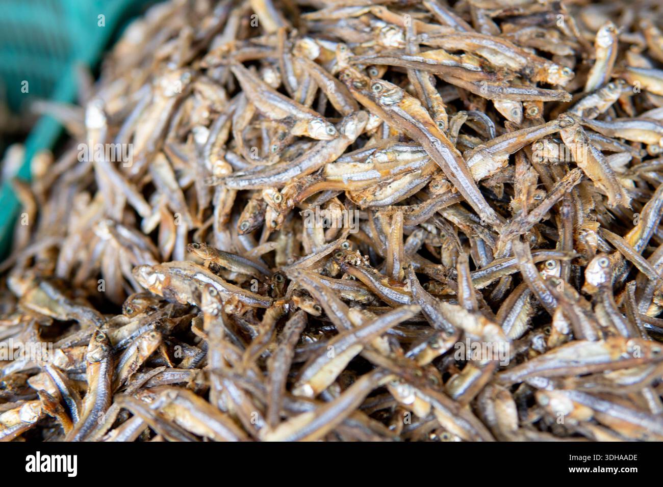Primo piano dettagliato di autentiche acciughe salate secche. Vera consistenza di pesce dal tradizionale mercato locale. Ingrediente alimentare naturale conservato a base di pesce. Foto Stock