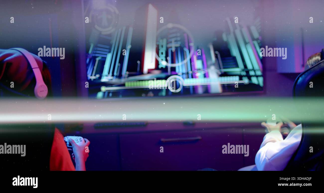 Giocando a due giocatori femminili che tengono i controller in sala giochi, indossando la maglia rossa e bianca, HUD Foto Stock