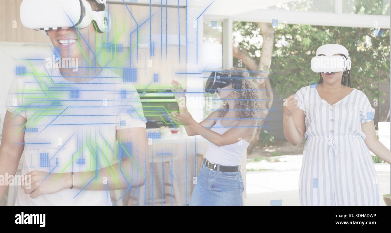 Esplorando tre adulti che indossano abiti casual che interagiscono a casa, con visore VR e sovrapposizione AR Foto Stock