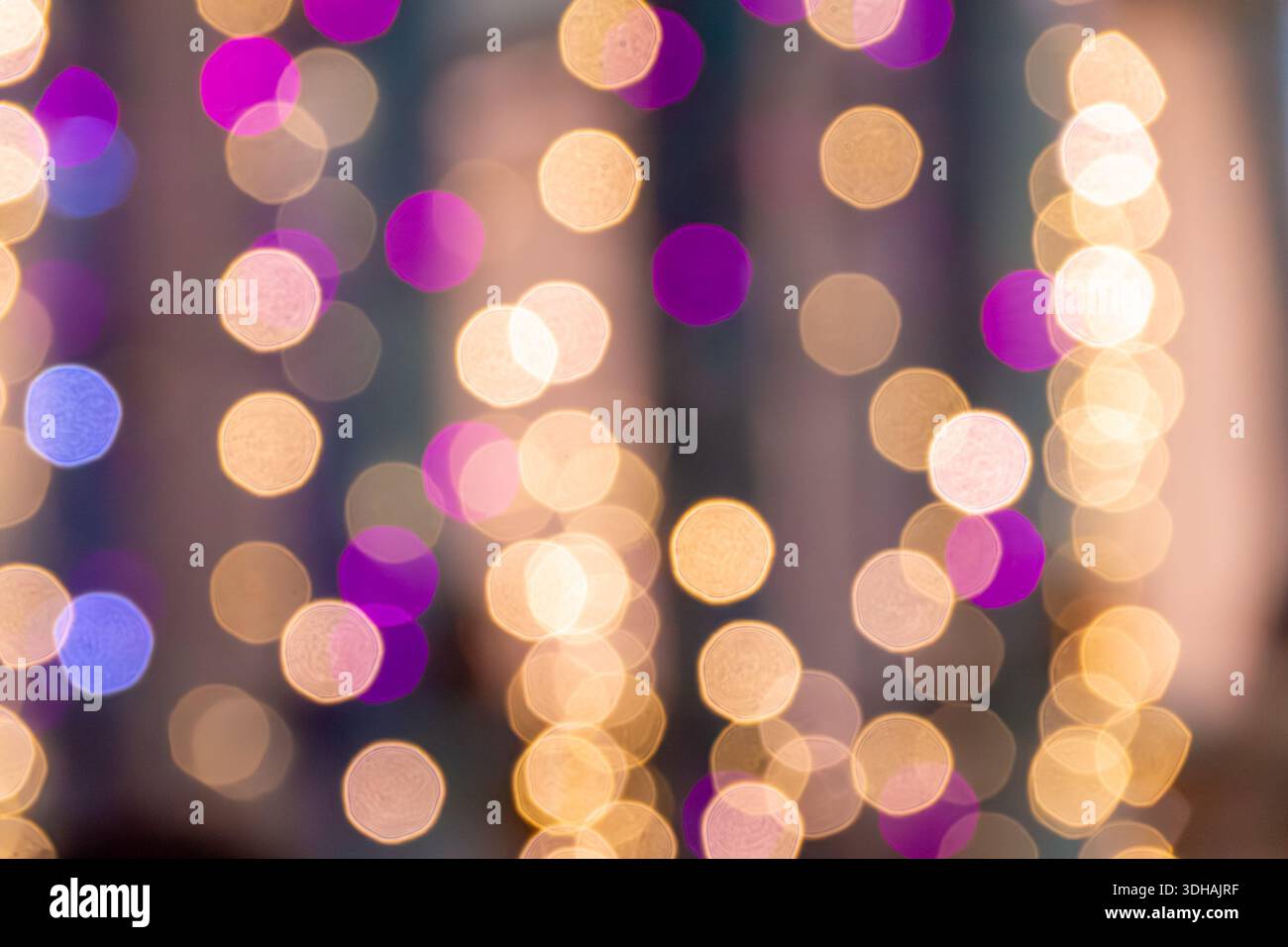 Le linee verticali e le luci sparse creano un'atmosfera meditativa che simboleggia il passaggio, la memoria e il silenzioso impulso degli spazi condivisi con una messa a fuoco selettiva Foto Stock