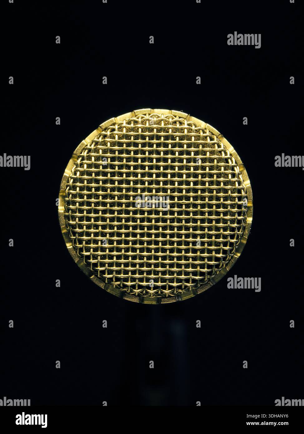Primo piano di un microfono vintage su uno sfondo scuro in studio, creazione musicale, concetto di cantautore Foto Stock