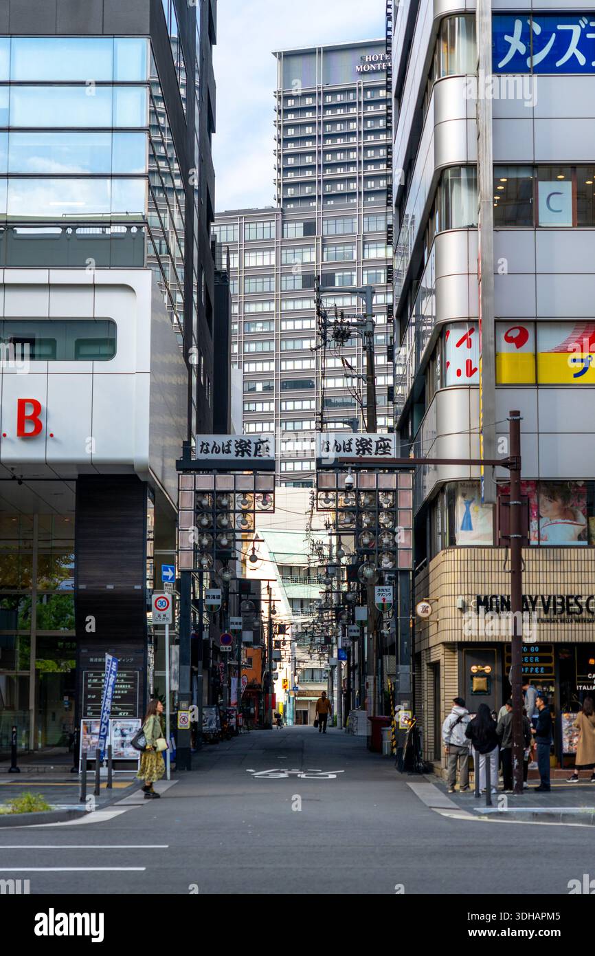 Osaka, Giappone - 4 novembre 2025: Tipica vista sulla strada urbana con edifici e cartelli a Osaka in Giappone Foto Stock