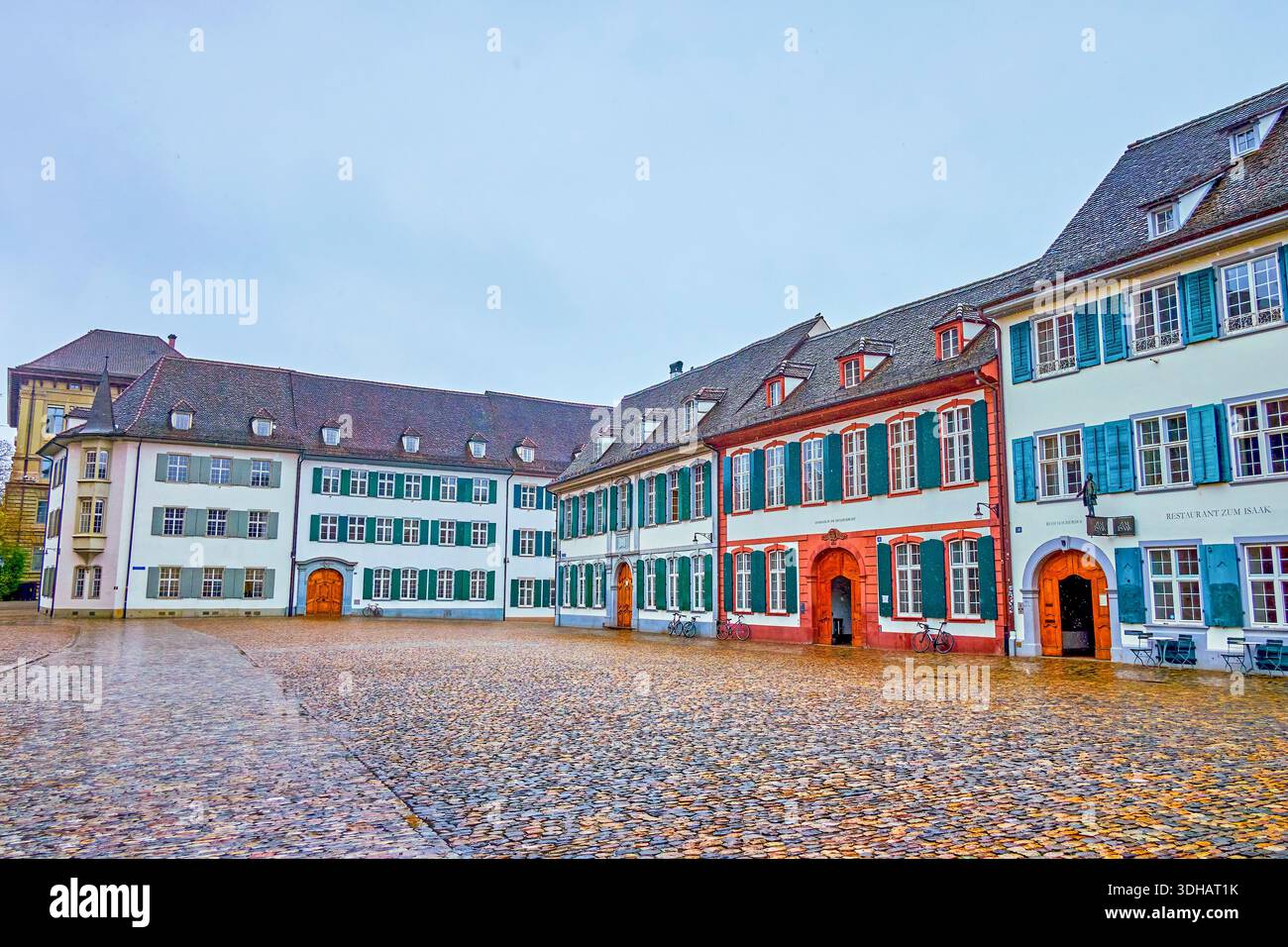 BASILEA, SVIZZERA - 1 APRILE 2022: Case tradizionali panoramiche sulla piazza della Cattedrale di Minster, il 1 aprile a Basilea, Svizzera Foto Stock