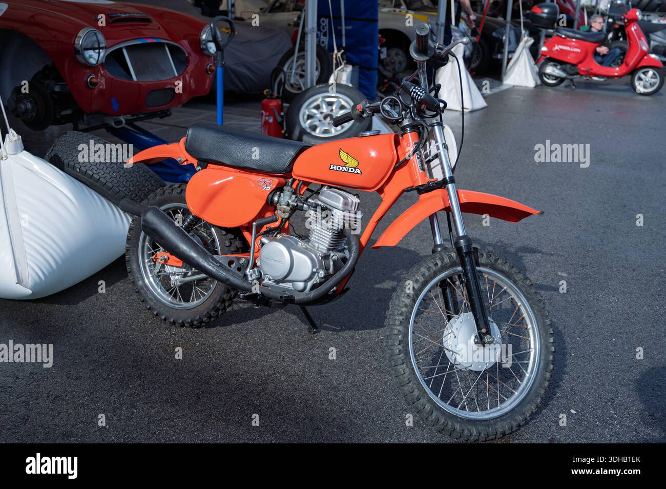 Dettaglio ravvicinato di una moto da corsa Honda XR75 arancione d'epoca, una piccola motocicletta fuoristrada a due tempi, ideale per i bambini o per le passeggiate a cavallo Foto Stock