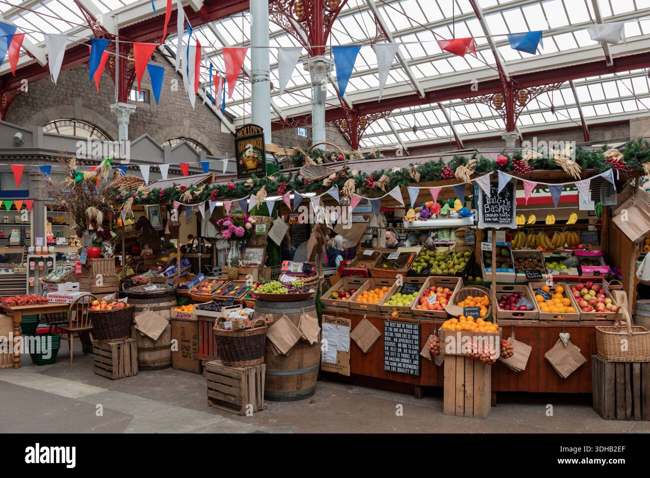 JERSEY, ISOLE DEL CANALE - 8 GIUGNO 2019: Graziosa stalla di frutta e verdura all'interno del mercato centrale di Saint Helier Foto Stock