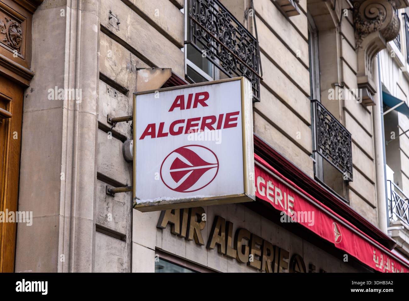 Parigi, Francia – 1 gennaio 2026: Ufficio Air Algérie in città, che illustra la presenza della rappresentanza commerciale della compagnia aerea nazionale nella Foto Stock