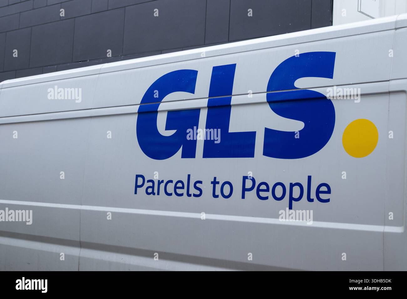 AALST, BELGIO, 15 GENNAIO 2026: Furgone GLS parcheggiato durante la consegna dei pacchi, con logo visibile sul lato. General Logistics Systems B.V. (GLS) è un pa Foto Stock