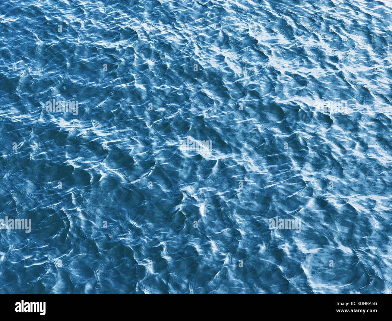 Sfondo acqua blu ondulata Foto Stock