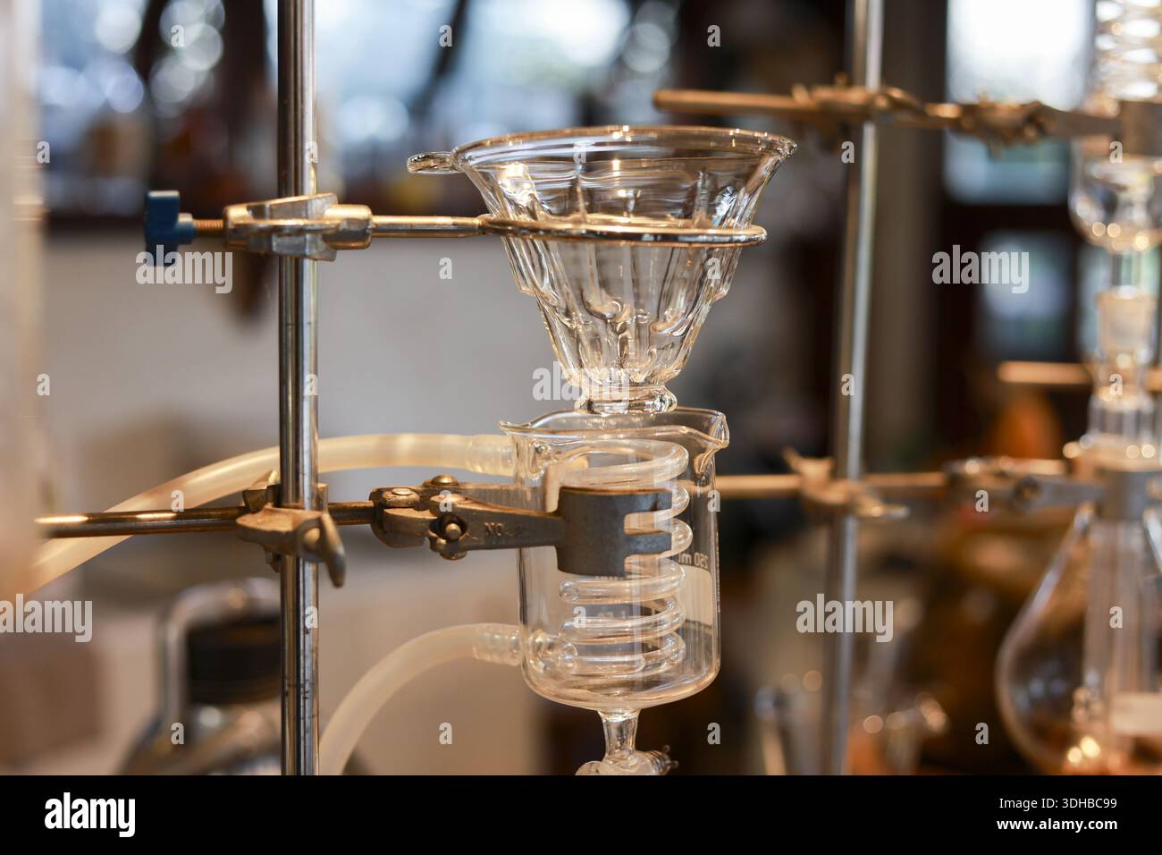 Primo piano di una torretta di caffè a caffè freddo con vetreria scientifica trasparente con tubi intricati e imbuto antigoccia utilizzato per il metodo a goccia lenta crea un rel calmo Foto Stock