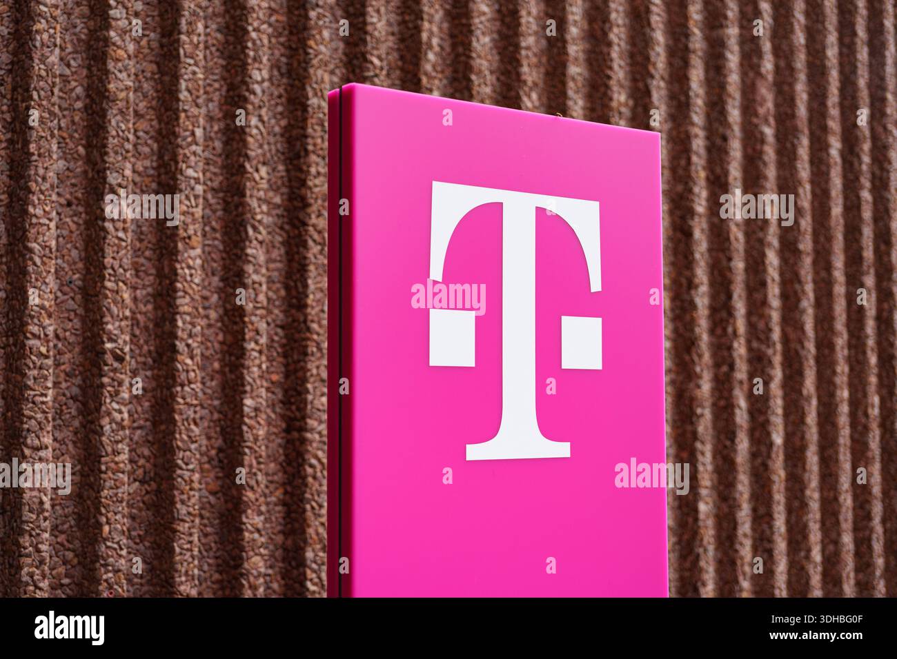 Logo Telekom montato su una parete testurizzata, che rappresenta il marchio Deutsche Telekom a Düsseldorf Foto Stock