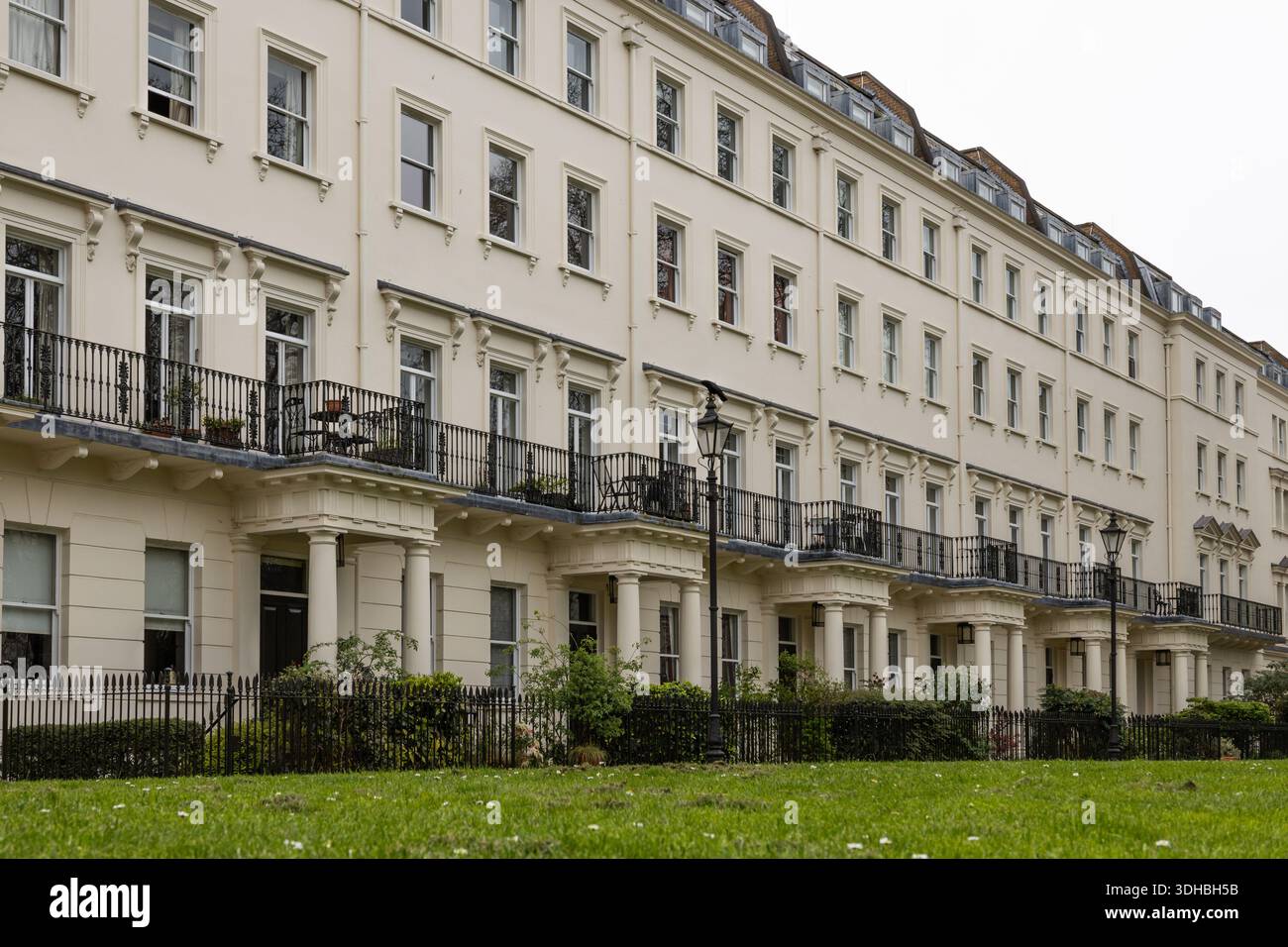 Case con terrazza georgiana di Londra con balconi e Green Lawn Foto Stock