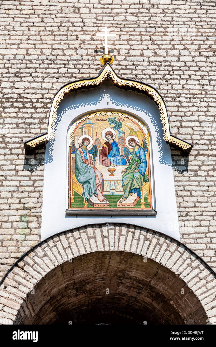 Porta ortodossa, icona della Santissima Trinità e croce dorata al Cremlino di Pskov Foto Stock