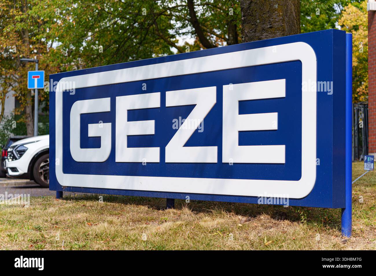 Logo esterno di GEZE, produttore di sistemi di porte, tecnologia per finestre e sicurezza Foto Stock