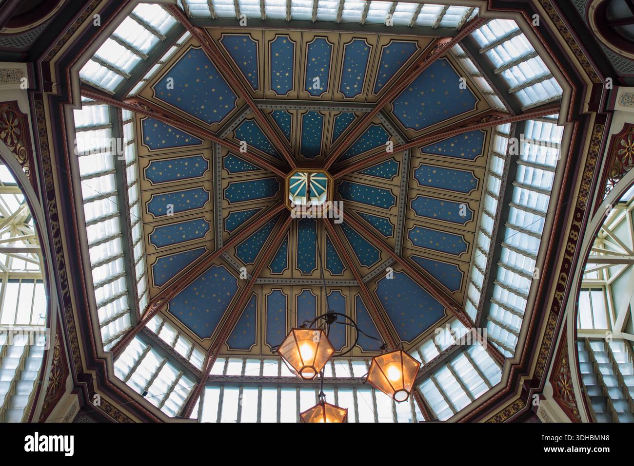 Il tetto a cupola centrale ornato nel mercato di Leadenhall, Gracechurch Street, Londra, Inghilterra Foto Stock