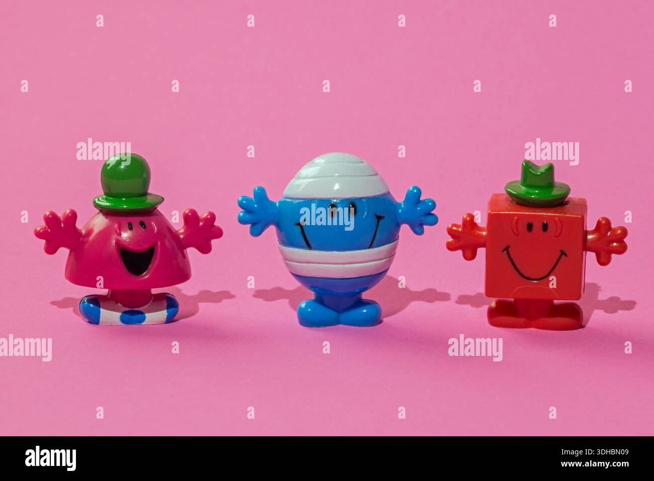 (Da sinistra a destra) Mr Chatterbox, Mr Bump e Mr strong - Roger Hargreaves Mr Men Pencil Toppers degli anni '1990 Foto Stock