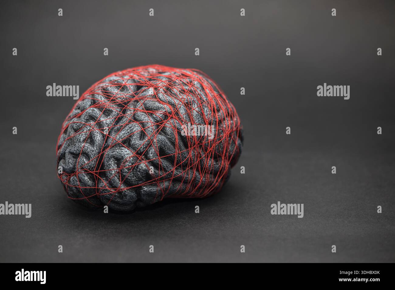 Cervello umano intrecciato con filo rosso. Concetto di neurologia, sistema nervoso o mente umana. Foto Stock