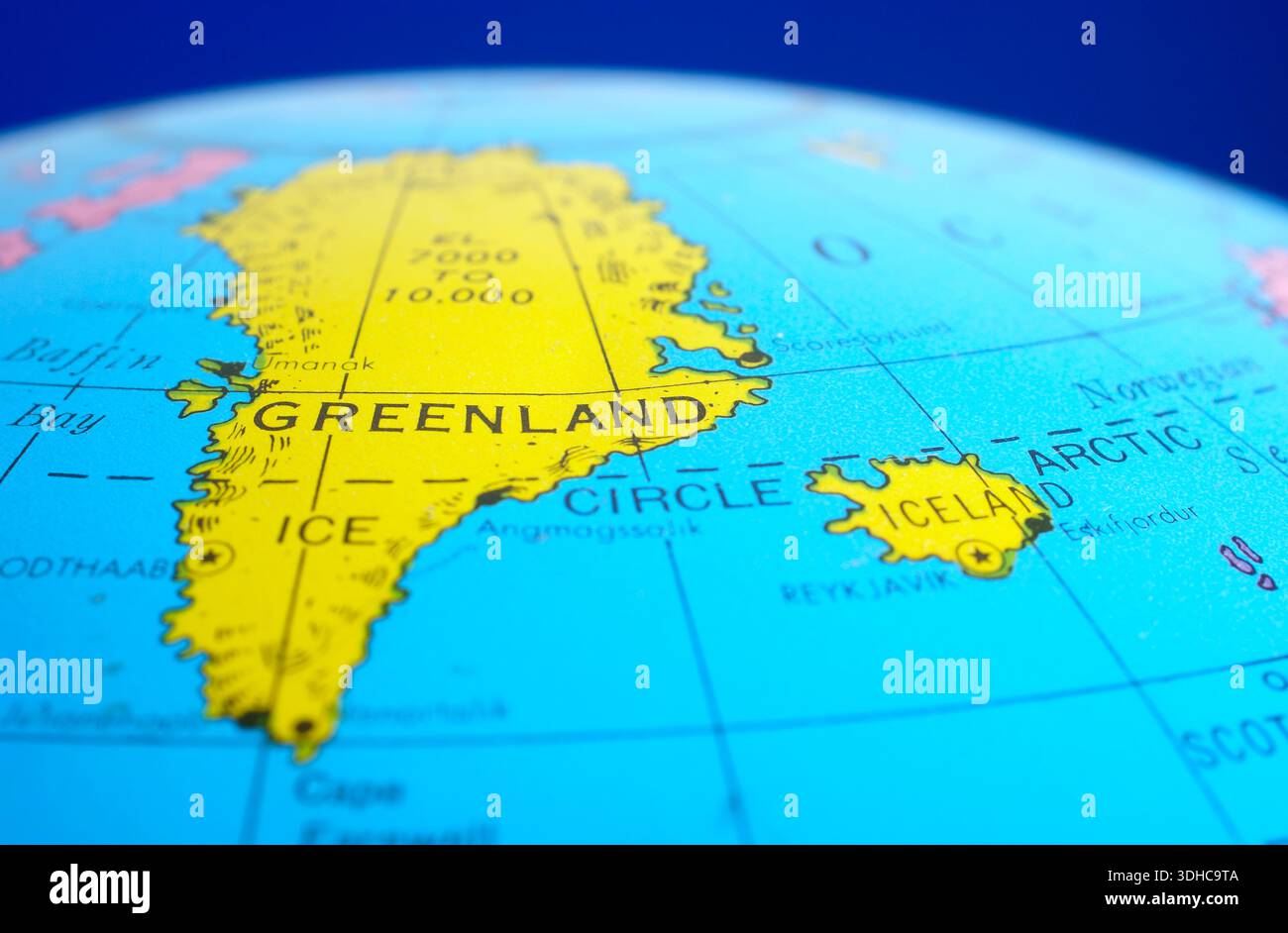 Primo piano di Groenlandia e Islanda su una mappa mondiale del globo che mostra il Circolo Polare Artico e la regione dell'Atlantico settentrionale. Foto Stock