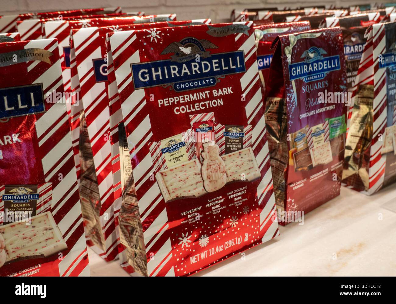 Un Ghirardelli Chocolate & Ice Cream Shop si trova nell'Empire State Building a New York City, 2026, USA Foto Stock
