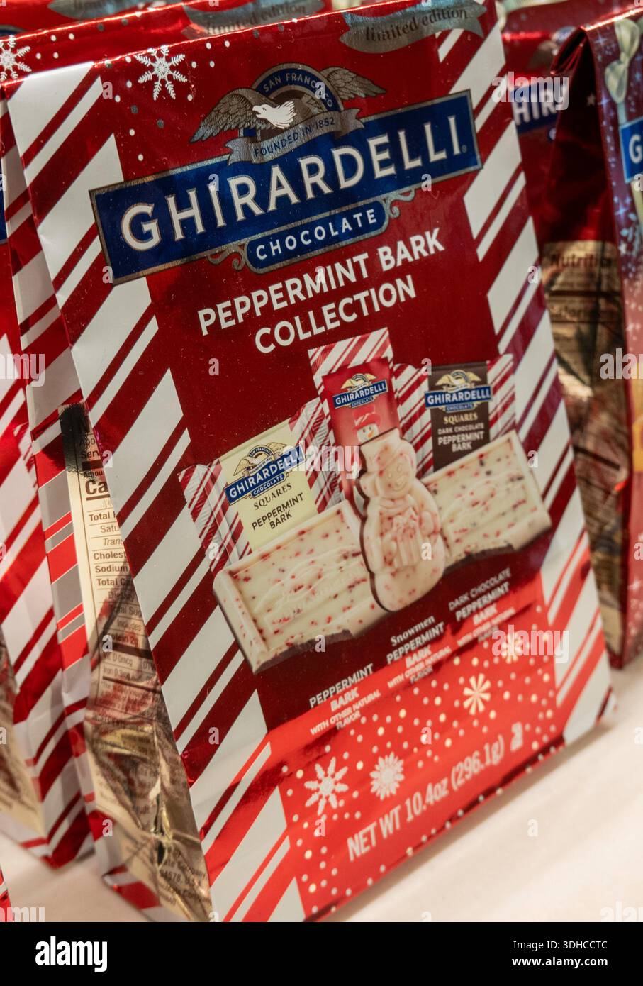 Un Ghirardelli Chocolate & Ice Cream Shop si trova nell'Empire State Building a New York City, 2026, USA Foto Stock
