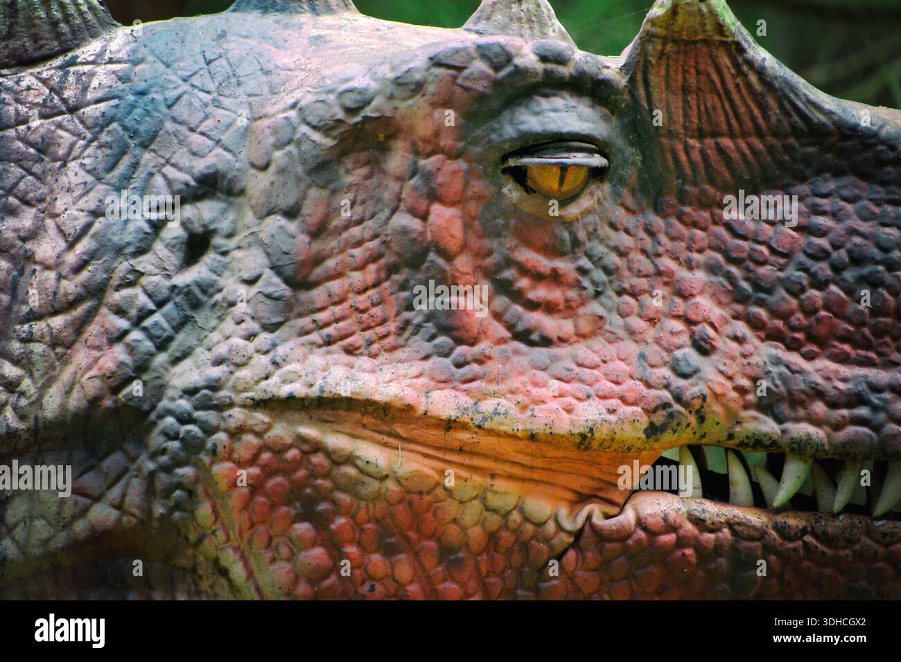 Foto della testa del Ceratosaurus Dinosaur Model presente nel Jurassic Park presso lo zoo di Hoo e Dinosaur World, Preston on the Weald Moors, Telford, Shropshire Foto Stock