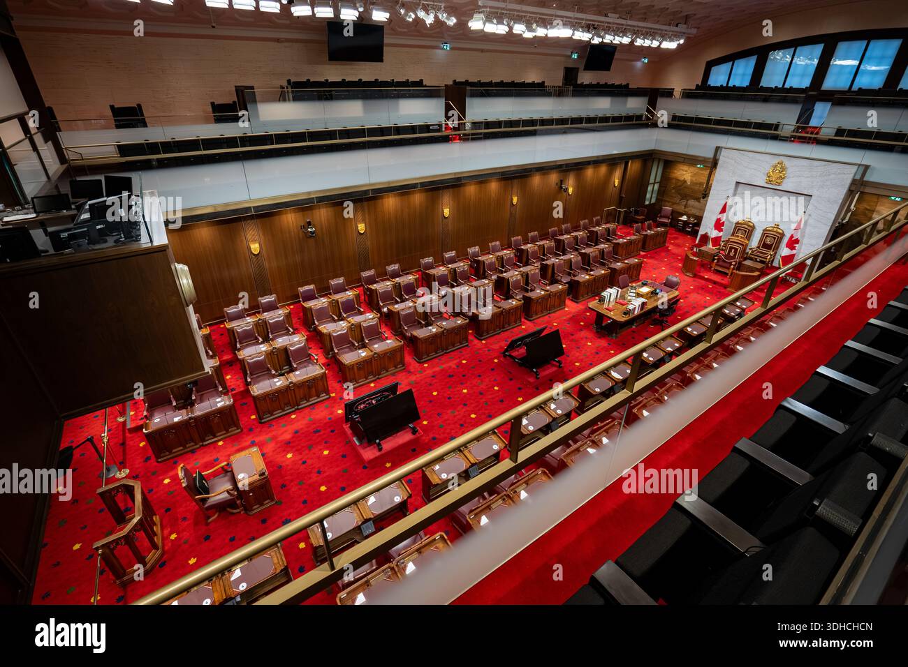 Vista dell'interno della camera del Senato del Canada dalla galleria superiore. Ottawa, Canada - 15 dicembre 2025. Foto Stock