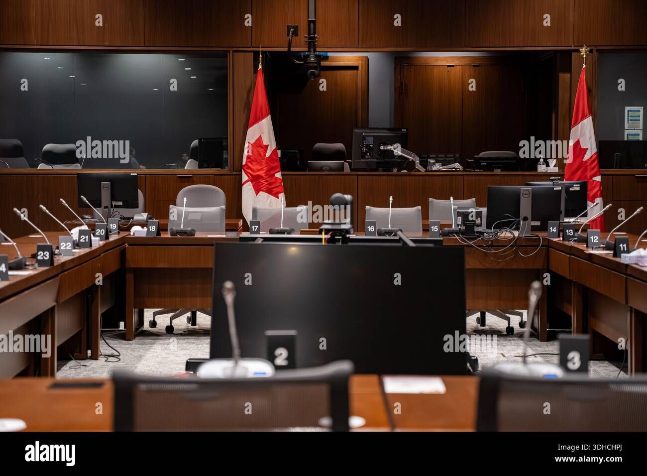 Vista dell'interno della sala riunioni del Senato del Canada. Ottawa, Canada - 15 dicembre 2025. Foto Stock